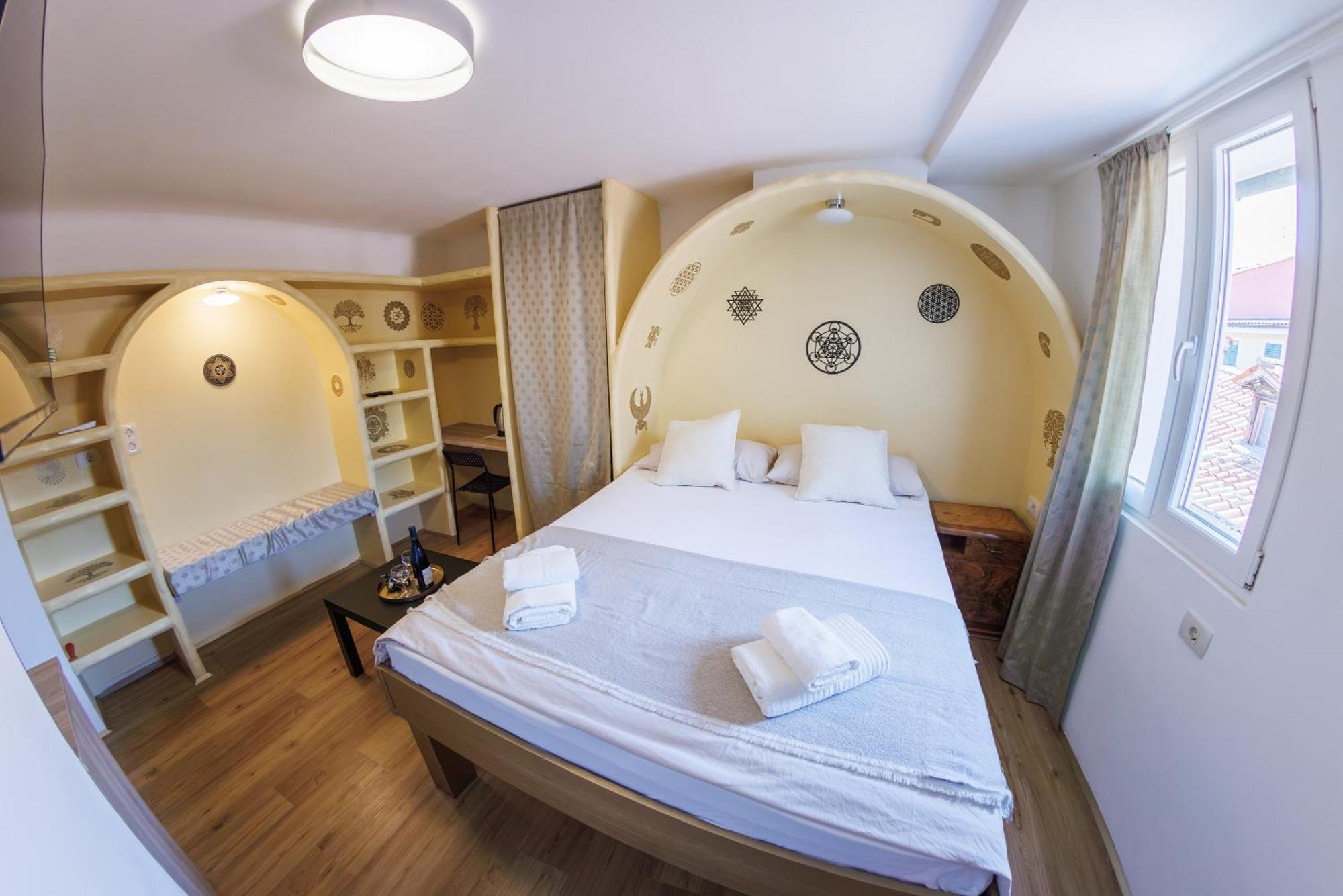 Plutus And With Free Parking Capodistria